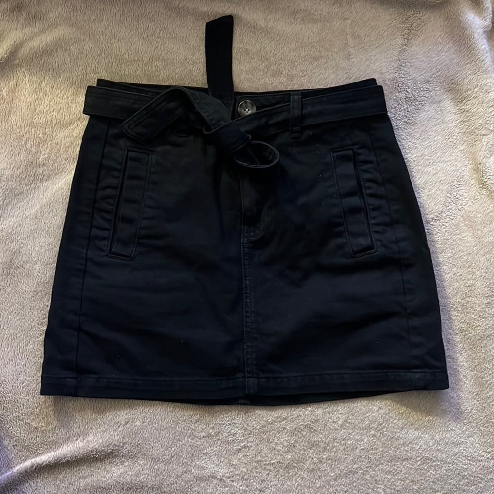 High rise black skirt but belt